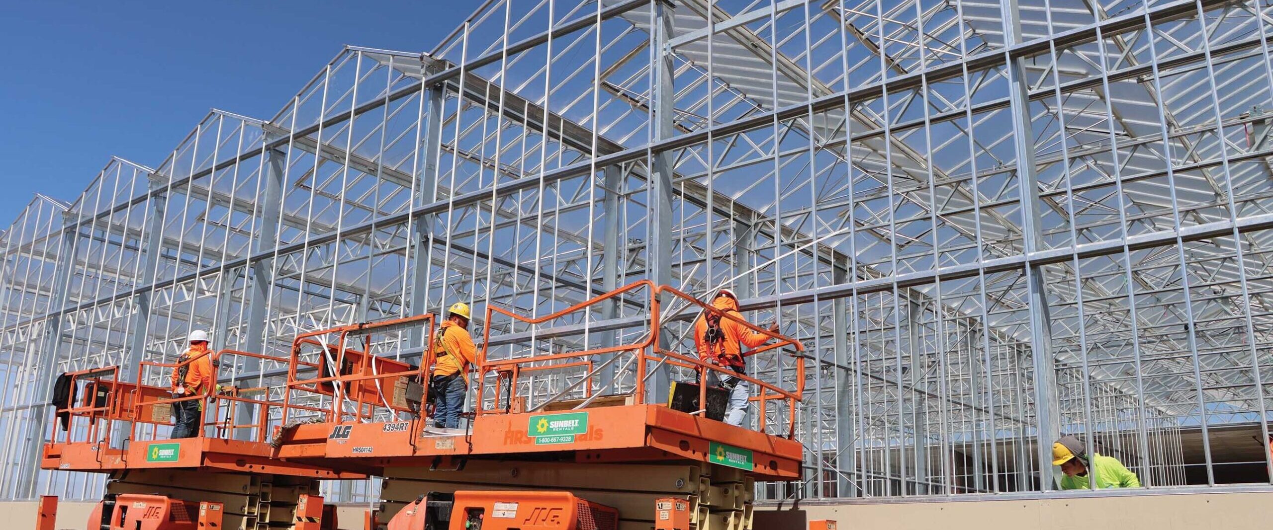 Installation crew in front of Venlo greenhouse construction project