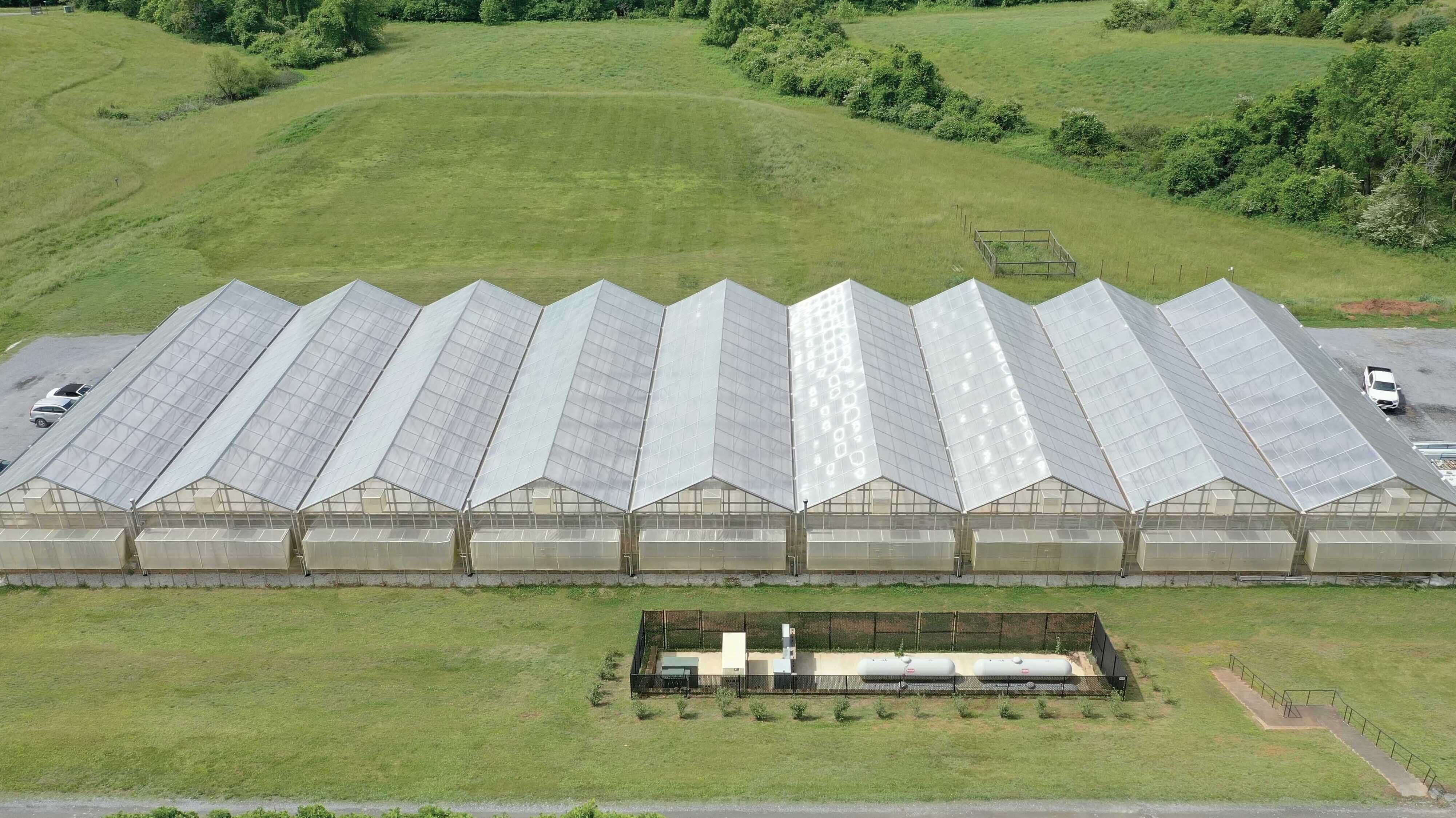 Gutter-connected greenhouse used for greenhouse farming